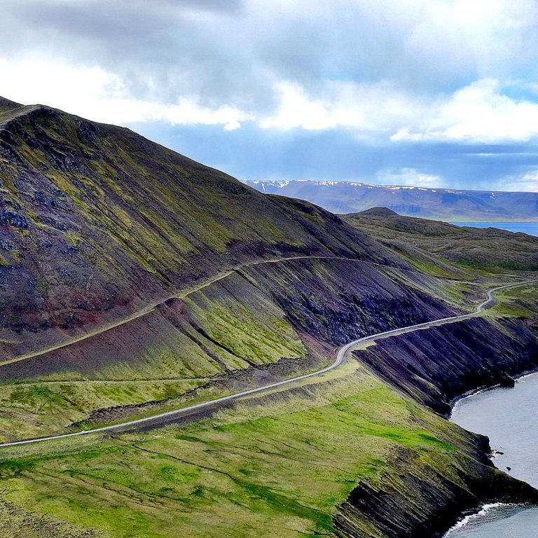 Mánárskriður og Mánárhyrna. Eldri vegurinn uppi í skriðunum. Milli veganna, lengst til vinstri á mynd, er Dýrhóll þar sem lík Haraldar fannst. MYND: HALLDÓR GUNNAR HÁLFDANARSON.