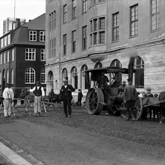 Hestar að verki við tjörusteypun Pósthússtrætis í Reykjavík. Ljósmynd: Magnús Ólafsson.