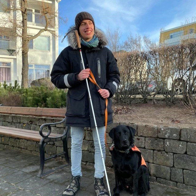 Már Gunnarsson og leiðsöguhundur þjálfun en hann var fenginn að láni í þessari myndatöku. Mynd aðsend.