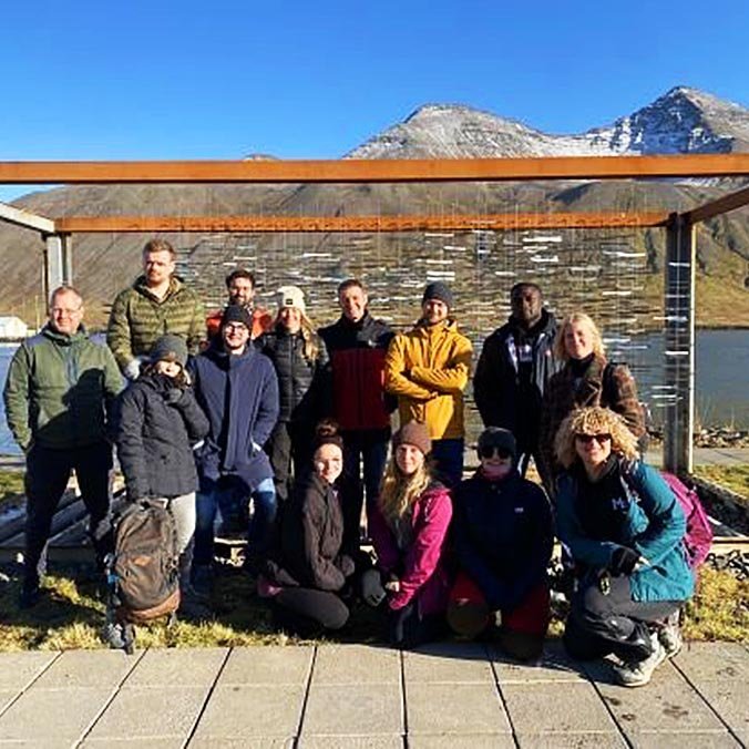 Stefán Óli Steingrímsson deildarstjóri Fiskeldis- og Fiskalíffræðideildar Háskólans á Hólum (lengst til vinstri) ásamt MAR-BIO meistaranemum. MYND AF HÓLAR.IS