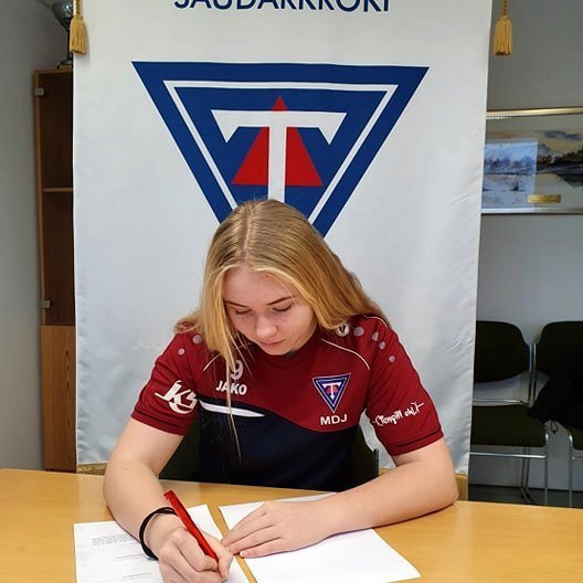 María Dögg skrifar undir samning við Stólana. Mynd: Tindastóll.