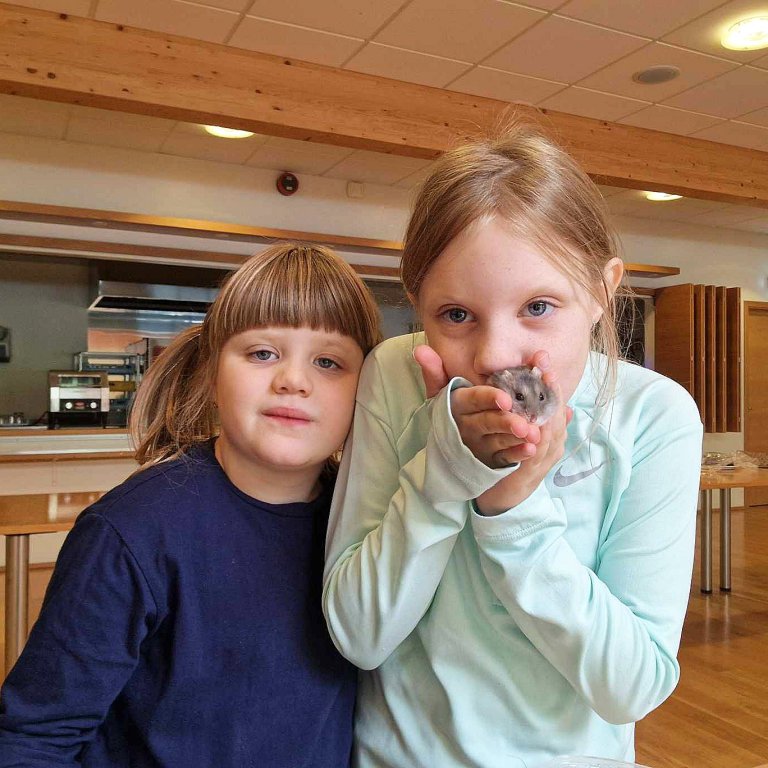 María Guðrún og Elsa Rún með Sprota sæta. MYNDIR AÐSENDAR