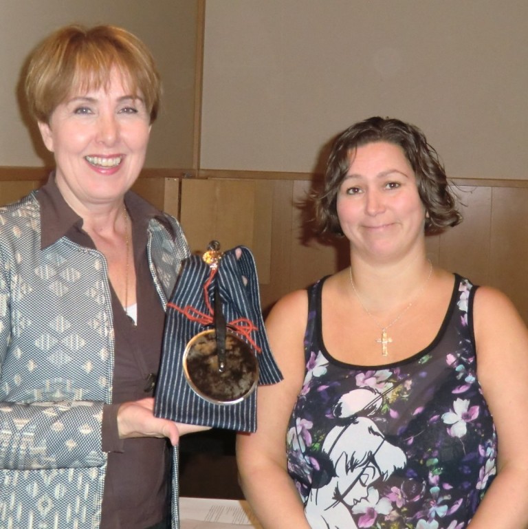 Gunnhildur Gylfadóttir formaður BSE afhenti framkvæmdastjóra N4, Maríu Björk Ingvadóttur verðlaunagripinn.