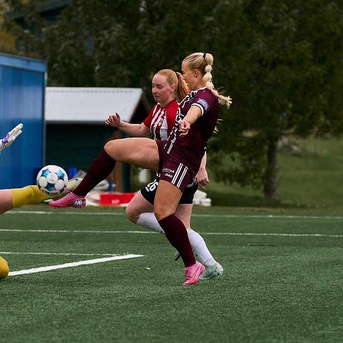 María Dögg jafnar metin á 90. mínútu og bjargaði stigi fyrir Skólastúlkur.Birgitta Rún fylgist spennt með lengst til hægri. MYND: SIGURÐUR INGI