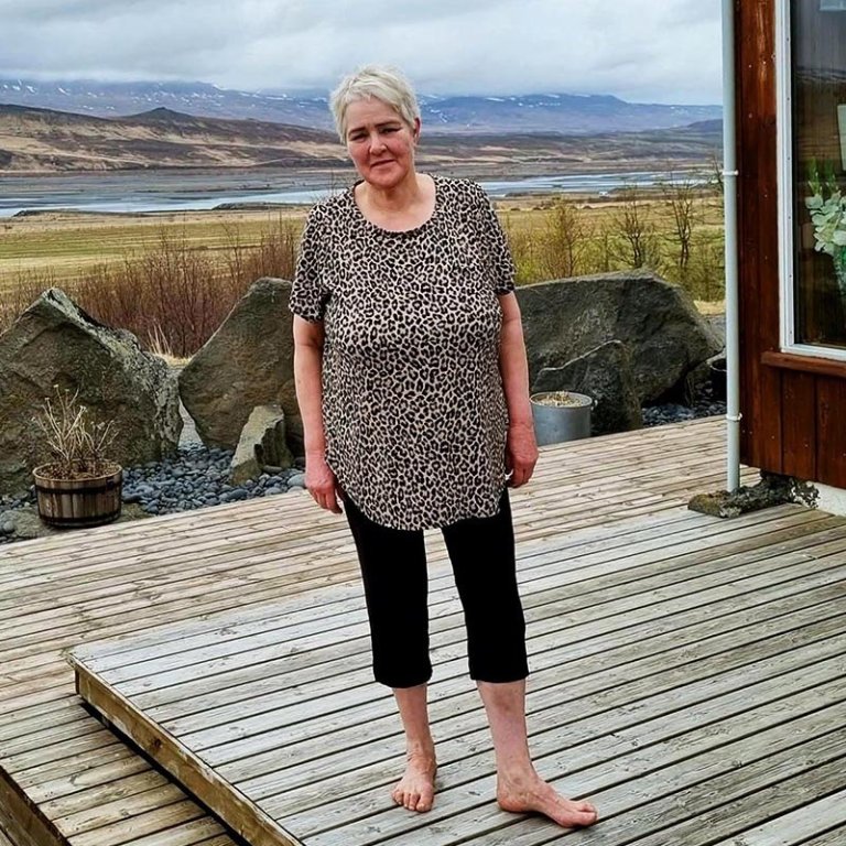 María á veröndinni í byrjun sumars.    MYND:  HMJ