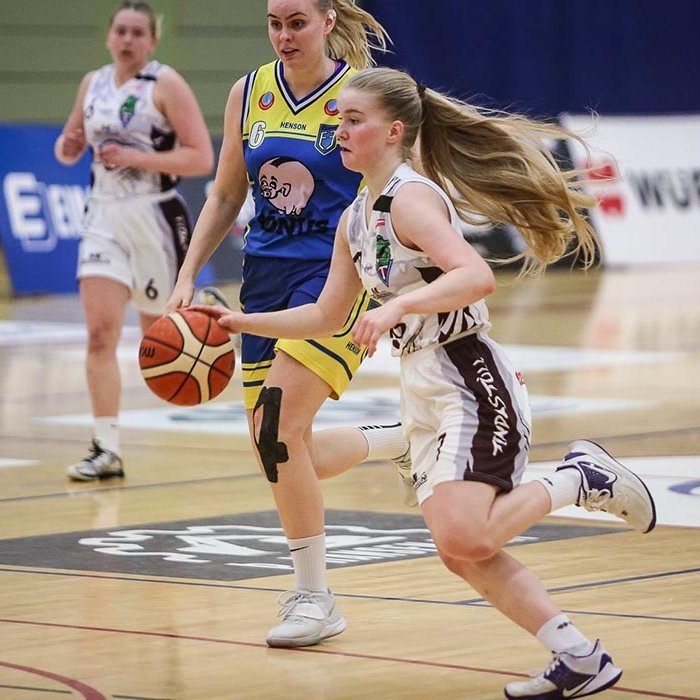 Marin Lind á fullri ferð í leik gegn liði Grindavíkur á dögunum. Hún var stigahæst í gær með 21 stig. MYND: HJALTI ÁRNA