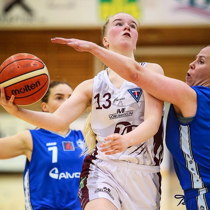 Marín Lind og Birna Eiríks berjast undir körfu ÍR. MYND: HJALTI ÁRNA