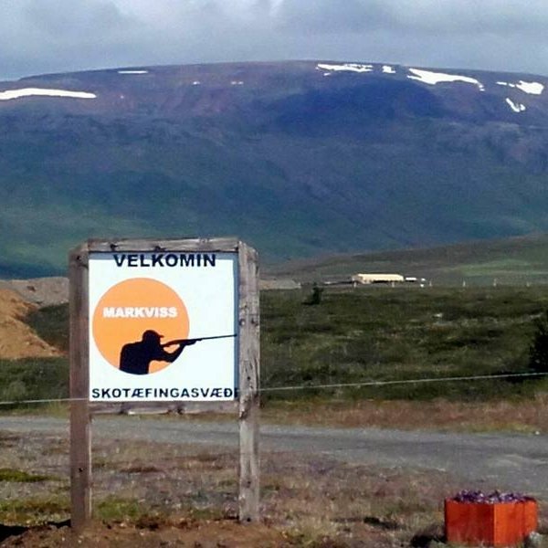 Nýuppsett skilti við aðkomuna að svæði félagsins.