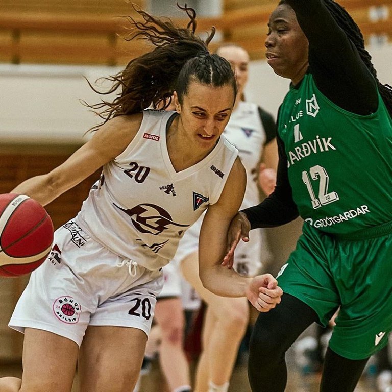 Marta og Brittany í baráttunni í gær. MYNDIR: SIGURÐUR INGI