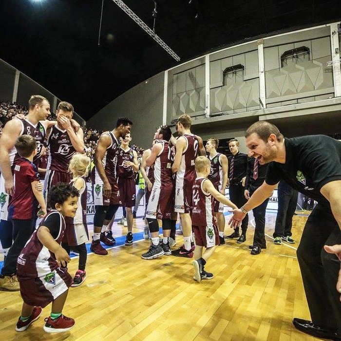 Martin og sonur fagna Maltbikarnum með liði Tindastóls  í Laugardalshöllinni. MYND: HJALTI ÁRNA