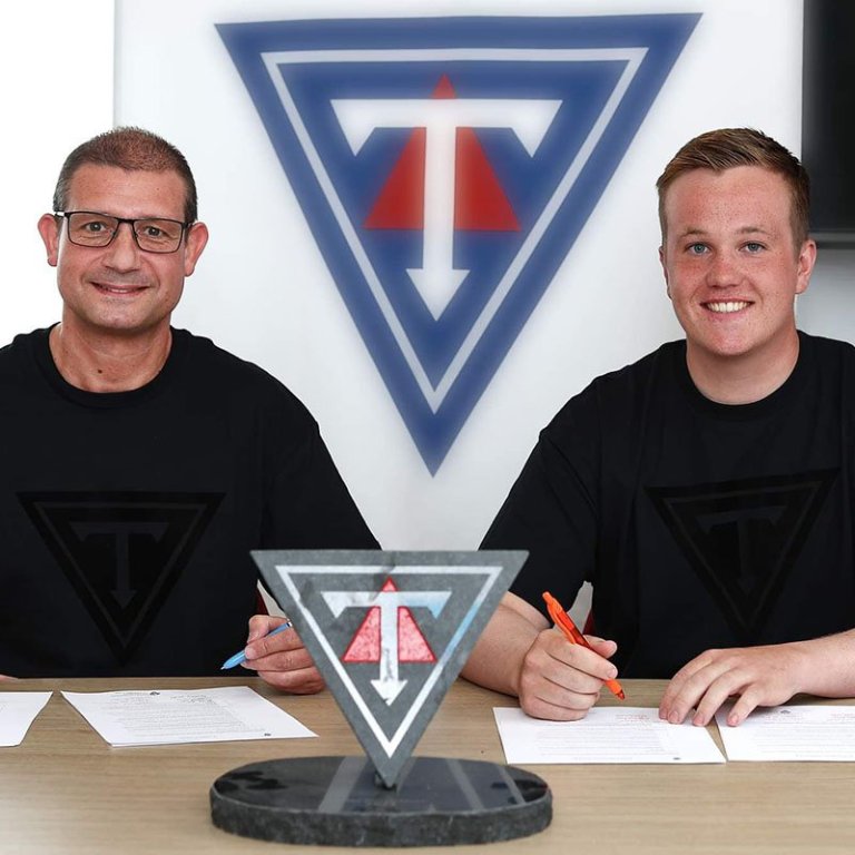 Israel Martin og Hlynur Freyr kampakátir við undirritun samninga. MYND: UMFT