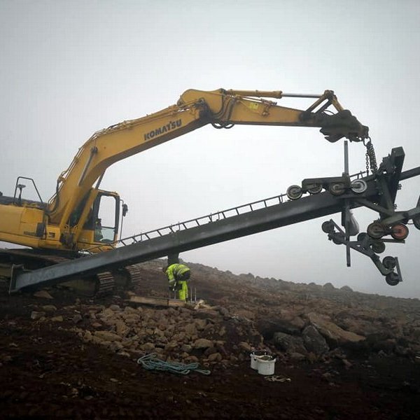 Enn eitt mastrið á leið upp. Mynd; Gunnar Björn Rögnvaldsson.