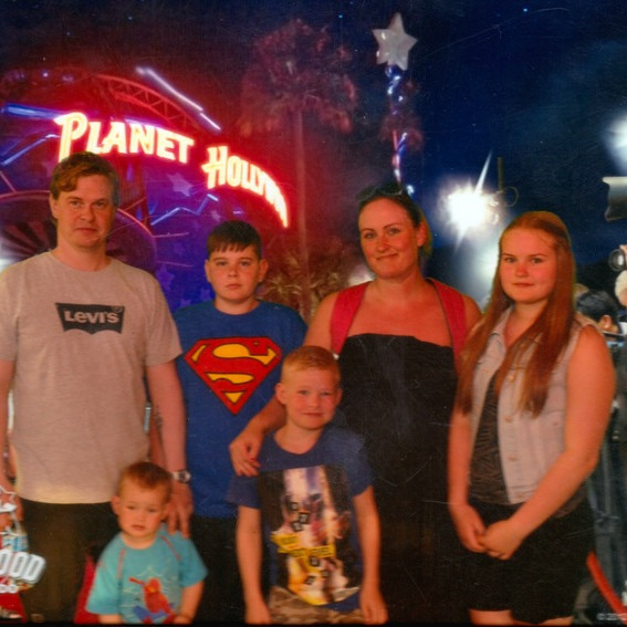 Matgæðingarnir Rakel og Kári ásamt börnum sínum. Mynd úr einkasafni.