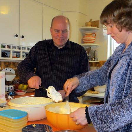 Eiríkur og Kristín búa til ís. Mynd úr einkaasafni.