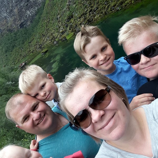 Matgæðingarnir Elísabet og Páll með börnunum fjórum. Aðsend mynd.