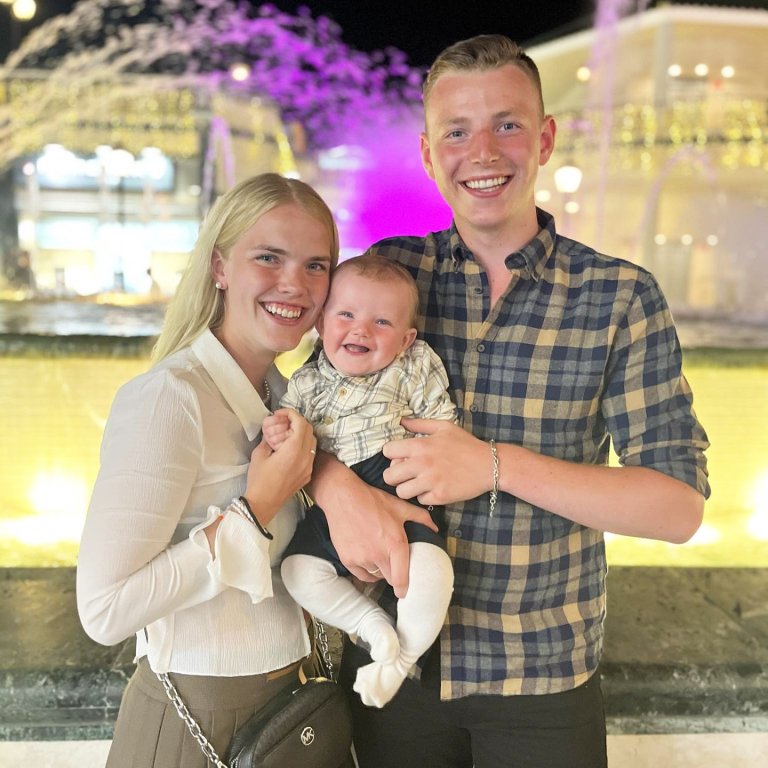 Berglind og Guðmar með kampakátan Friðrik Rafn. Mynd aðsend.