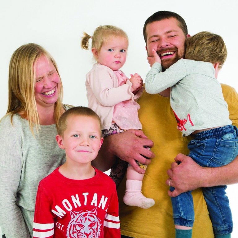 Ditte og Frímann Viktor með börnin. AÐSEND MYND