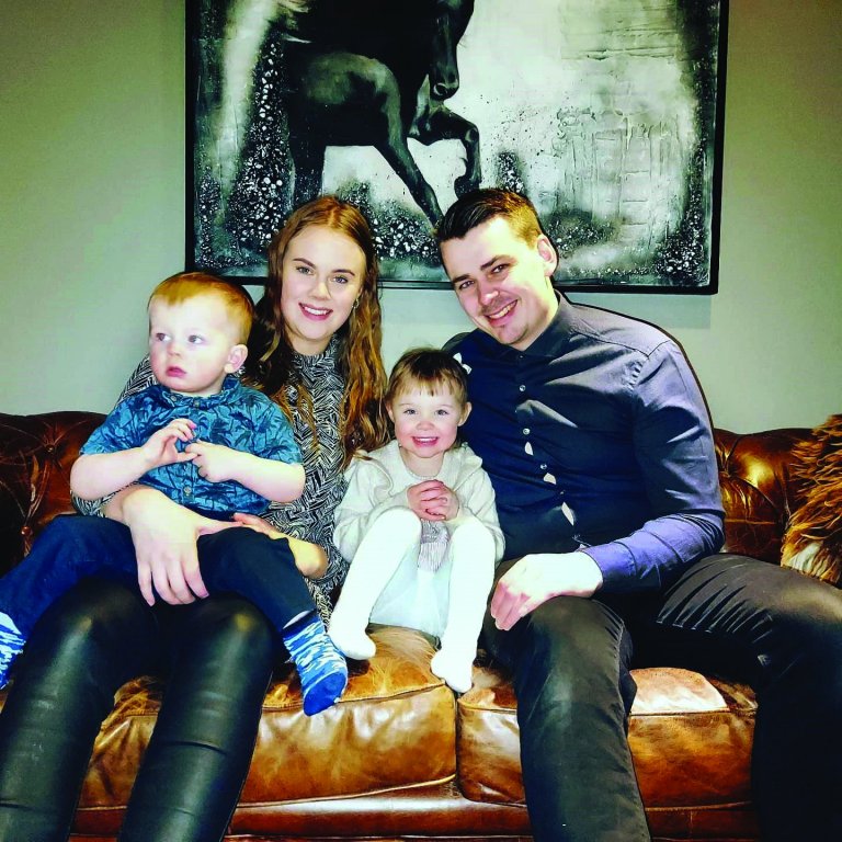 Ívar Sigurðsson,  Ingibjörg Ósk Gísladóttir ásamt börnum þeirra. Mynd: aðsend.