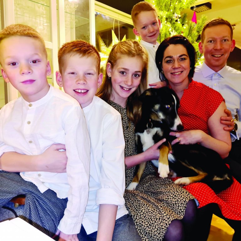 Magnús Barðdal og Anna Hlín ásamt börnunum. Frá vinstri: Baltasar Jón, Patrekur Elí,
Pálína Petra og Benedikt Óli og síðan hundurinn Neró. MYND AÐSEND