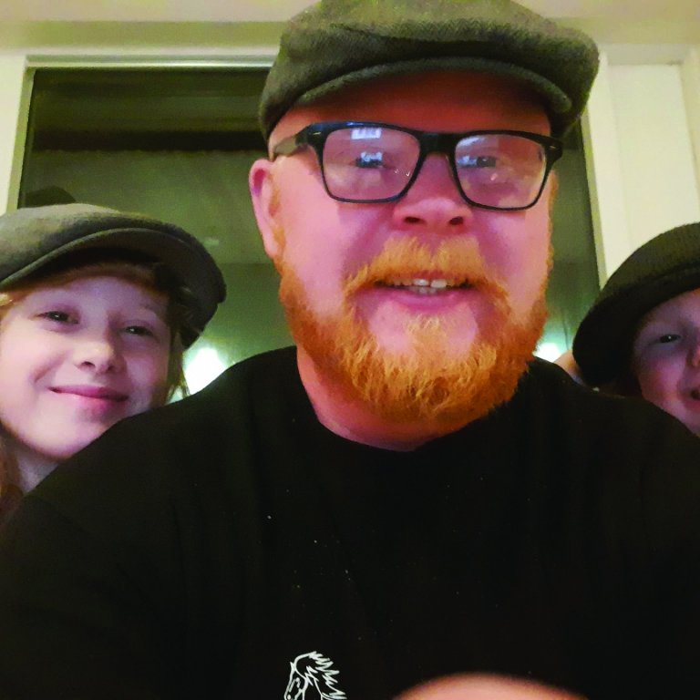 Magnús og dæturnar til beggja hliða. Mynd: AÐSEND