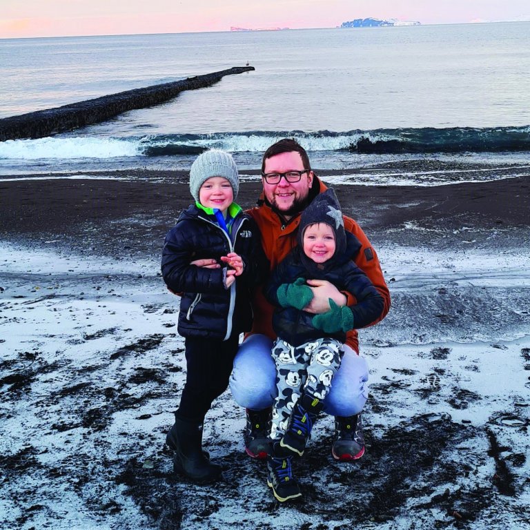 Már Nikulás með syni sína. AÐSEND MYND