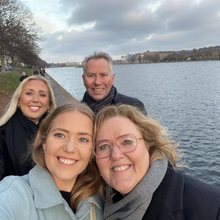 Helga og Sveinn með dætrunum. AÐSEND MYND