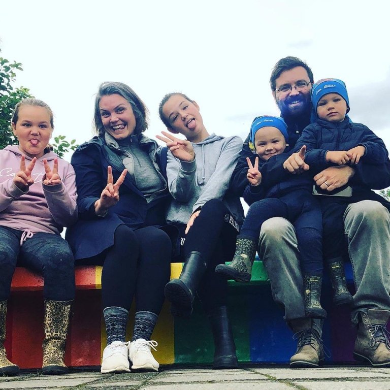 Freyja og Helgi með börnin. MYND AÐSEND