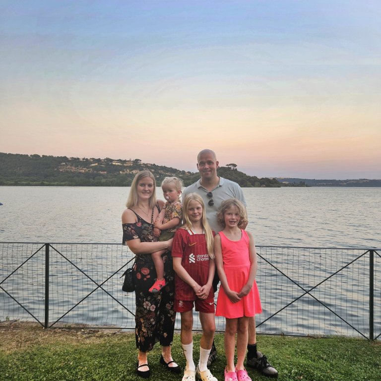 Guðrún Eik og Óskar Már ásamt stúlkunum sínum. MYND AÐSEND