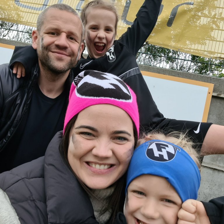 Linda Fanney og Jóhannes Björn og dæturnar. MYND AÐSEND