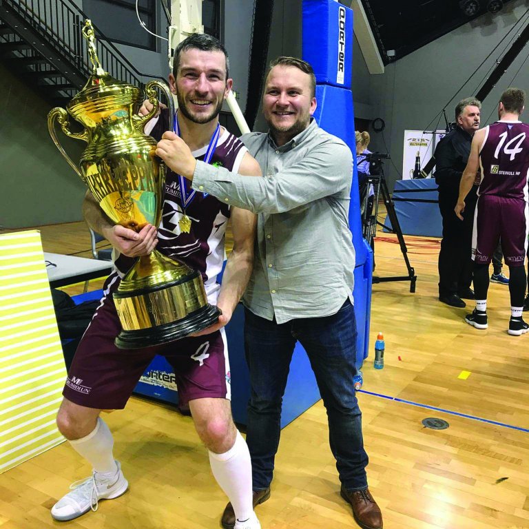 Matgæðingurinn Axel Kára ásamt Magnúsi Magnússyni þegar Tindastóll landaði Bikarmeistaratitlinum árið 2018.