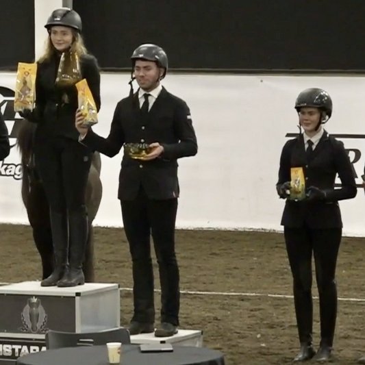 Védís Huld Sigurðardóttir efst á palli en feðgarnir Bjarni Jónasson og Finnbogi Bjarnason skör lægra. Myndir af FB-síðu Meistaradeildar KS.