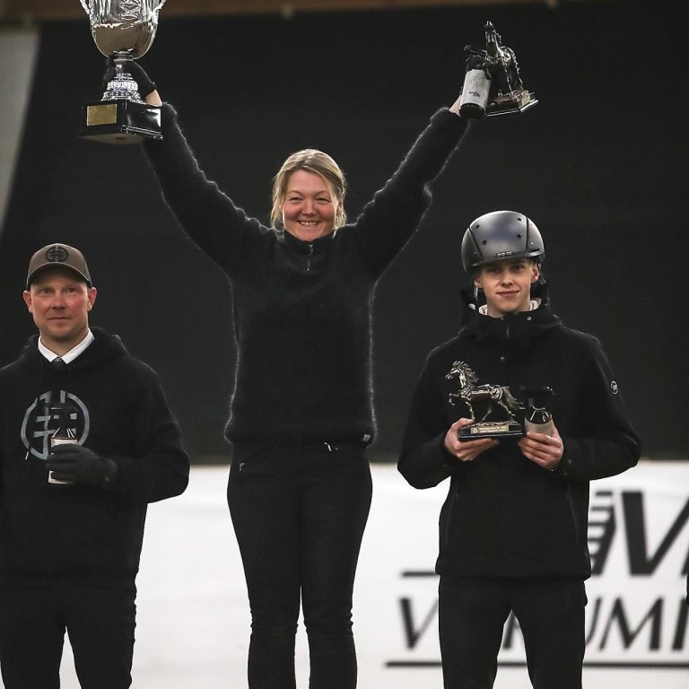 Mette Mannseth bar sigur úr býtum í Meistaradeildinni í vetur og hér sést hún fagna sigrinum innilega. Lengst til vinstri er Þórarinn Eymundsson sem varð annar og til hægr Gunnar Hólm Líndal. MYND: LÍNAIMAGES