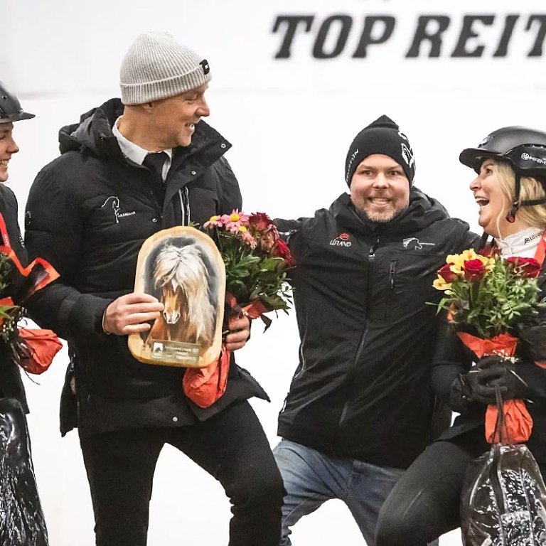 Lið Hjarðartúns vann liðaplattann í slaktaumatöltinu. Þau Arnhildur Helgadóttir, Jakob Svavar Sigurðsson, Hans Þór Hilmarsson og Helga Una Björnsdóttir veittu plattanum viðtöku. MYND: EIÐFAXI.IS