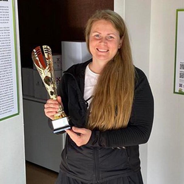 Sigga með bikarinn sem hún tók við í vinnunni að sjálfsögðu. MYND AF FB-SÍÐU GSS