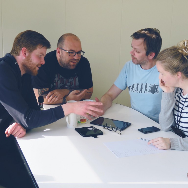 Stjórn félagsins fundar um fyrsta viðburðinn, Sumartónleika í Sjávarborg.  Í stjórninni eru Vilhelm Vilhelmsson, Valdimar Gunnlaugsson, Sigurvald Ívar Helgason, Aldís Olga Jóhannesdóttir og Jóhannes Þorsteinsson, en hann vantar á myndina. Mynd/Aldís Olga.