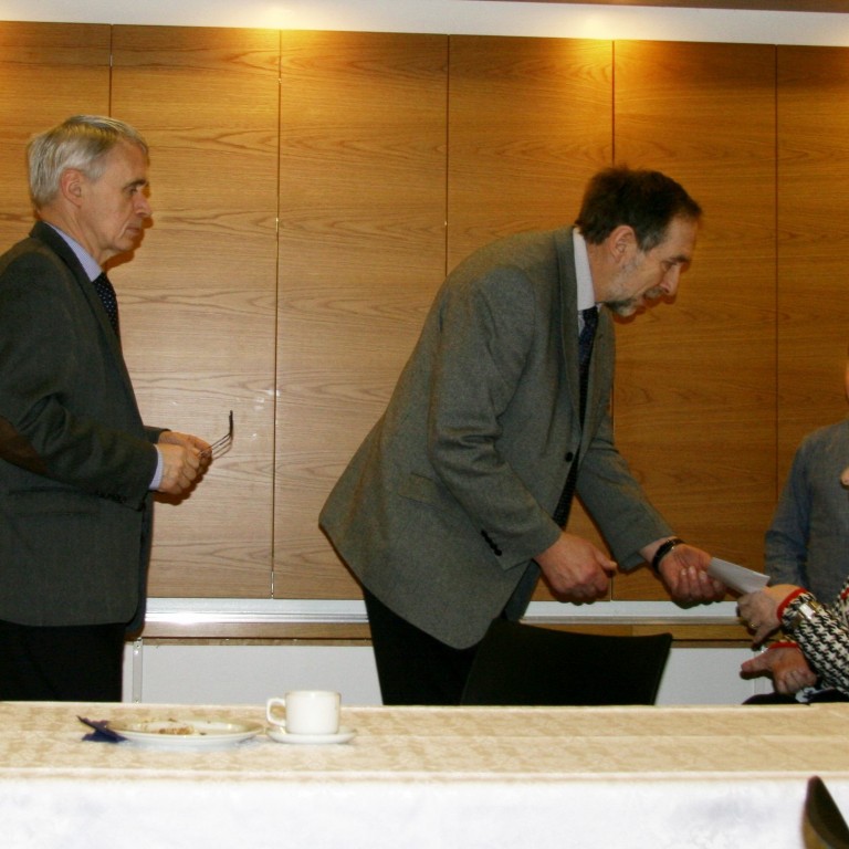 Starfsfólk og heimilisfólk á dvalarheimili Sauðárkróks hlaut styrk til kaupa á sérútbúnu hjóli til hjálpar heimilisfólki á dvalarheimilinu. Það voru Anna Pálína Þórðardóttir og Ásta Karen Jónsdóttir sem veittu stryknum móttöku. Ljósm./BÞ