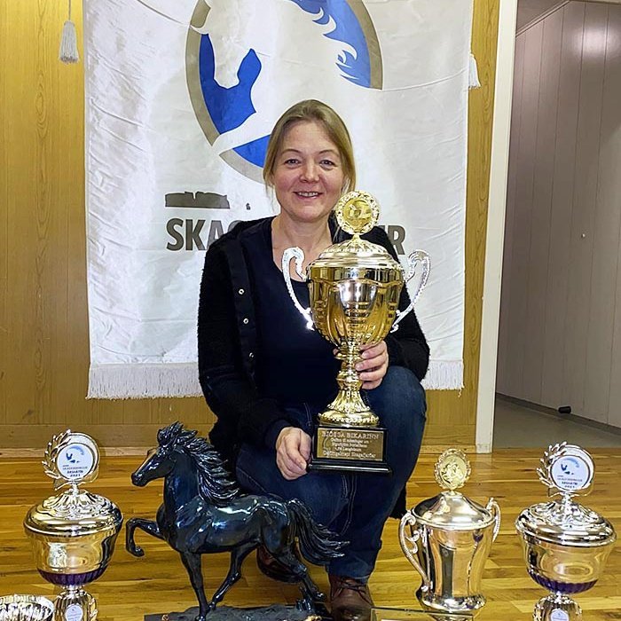 Metta umkringd verðlaunagripum. MYND: SKAGFIRÐINGUR.IS