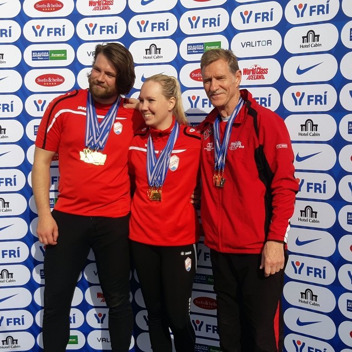 Vignir Gunnarsson, Linda Björk Valbjörnsdóttir og Karl Lúðvíksson hlaðin gullverðlaunum eftir skemmtilega keppnisdaga um helgina. Mynd: UMSS.