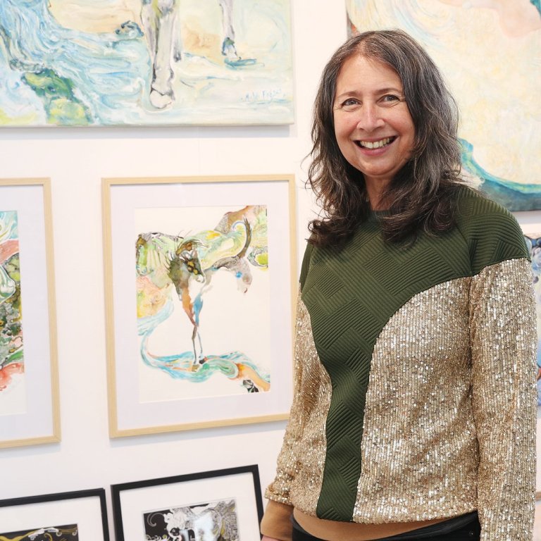 Bandaríski Íslendingurinn Michelle Bird við nokkur verk sín. Mynd: Af netinu.