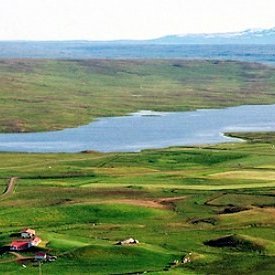 Miðfjarðarvatn í Húnaþingi vestra. Mynd: Visithunathing.is