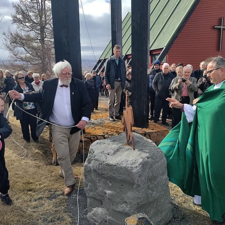 Minnisvarðinn afhjúpaður. Agnar sviptir dúknum af verkinu. Gísli vígslubiskup stendur hjá. MYNDIR: GUNNAR RÖGNVALDSSON