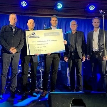 Á uppskeruhátíð körfuboltadeildar Tindastóls sl. föstudag komu fulltrúar KS færandi hendi er þeir afhentu deildinni eina milljón krónur að gjöf í tilefni velgengni karlaliðsins í úrslitakeppni Subway deildarinnar. F.v. Sigurjón Rúnar Rafnsson, aðstoðarkaupfélagsstjóri; Dagur Þór Baldvinsson, formaður; Helgi Rafn Viggósson, fyrirliði; Magnús Svavarsson og Ingólfur Jóhannsson fulltrúar KS. Aðsend mynd.