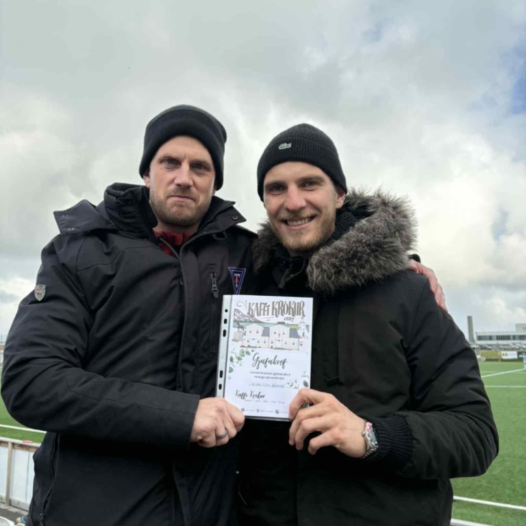 Ísak Sigurjóns að afhenda Milos gjafabrèfið frá Kaffi Krók. Myndir aðsendar.