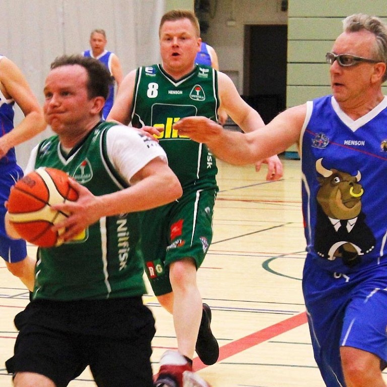 Með Margeir á hælunum.  MYNDIR: ÓAB