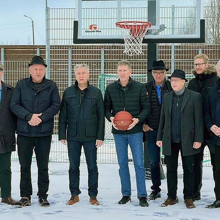 Spengilegir Molduxar í Garðinum hans Gústa. Frá vimstri: Árni Egils, Geir Eyjólfs, Ingimundur Guðjóns, Valbjörn Geirmunds, Sævar Hjartar, Margeir Friðriks, Valur Vals og loks Gústi Munda. MYND AF SÍÐU MOLDUXA