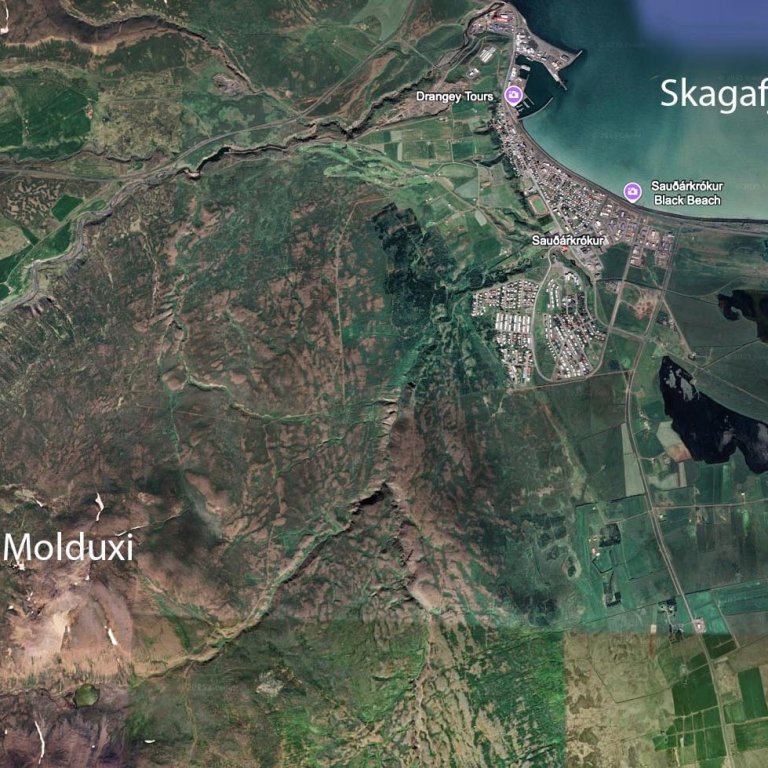Loftmynd af svæðinu. Sauðárkrókur ofarlega til hægri en Molduxi neðarlega til vinstri. SKJÁMYND