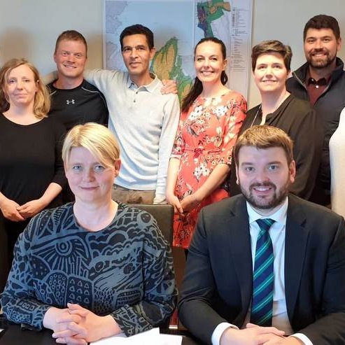 Ásmundur Einar og Guðný Hrund Karlsdóttir, sveitastjóri Húnaþings vestra ásamt fulltrúum sveitarfélagsins. Mynd: stjornarradid.is