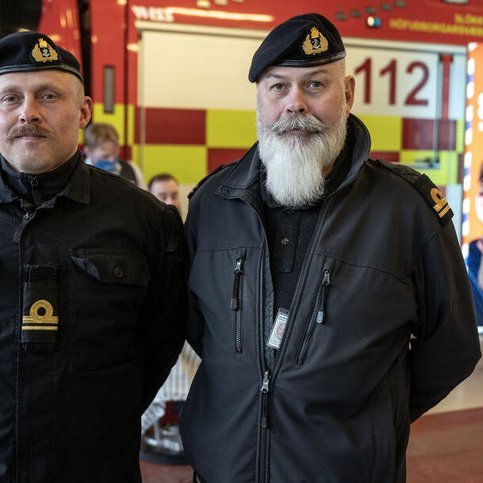 Árvekniátak Krabbameinsfélagsins um krabbamein í körlum, Mottumars, var keyrt formlega í gang föstudaginn 26. febrúar í húsakynnum Slökkviliðsins í Skógarhlíð 14. Þar þáðu fulltrúar Slökkviliðsins og Landhelgisgæslunnar skeggsnyrtingu frá rakarastofunni Herramönnum í Kópavogi. Þeir Einar Ingi Reynisson og Snorri Hrafnkelsson voru fulltrúar Landhelgisgæslunnar og voru stórglæsilegir. Mynd: Sigurður Ólafur Sigurðsson/Krabb.is.