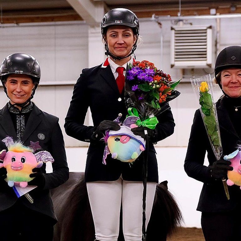 Efstu knapar í slaktaumatöltinu sl. föstudag. Frá vinstri: Vera, Hanne og Mette. MYND: FREYDÍS BERGS