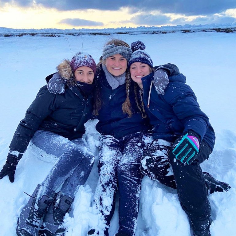 Jackie, Mur og Amber í stuði í snjónum. MYND AF FACABOOK